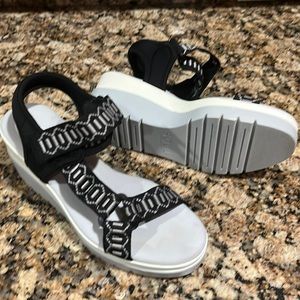 Soul Naturalizer size 7.5 wedge shoe Velcro wrap